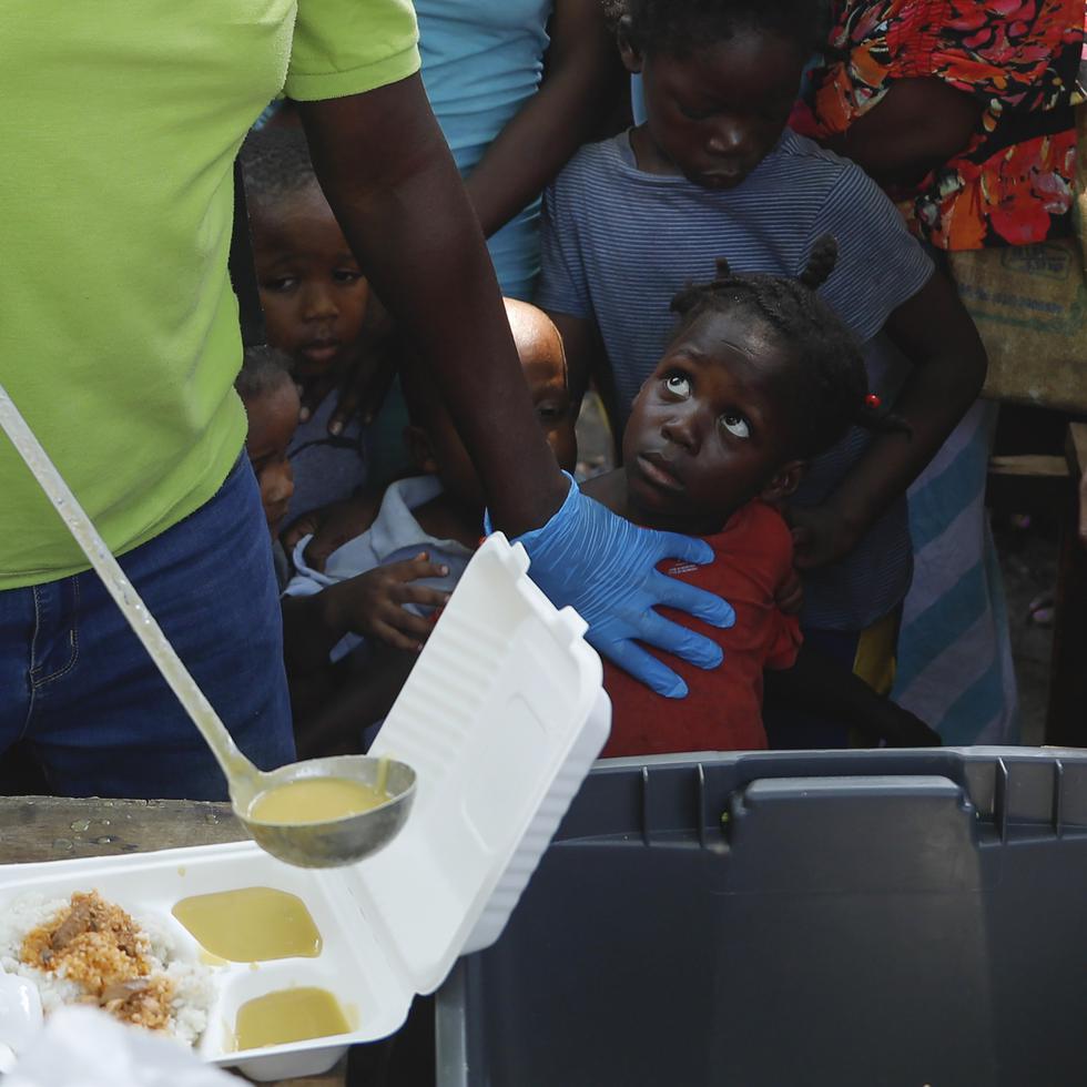 Las autoridades están intentando hacer llegar alimentos, agua y medicamentos a los refugios improvisados y a otros lugares mientras la violencia de las pandillas asfixia la vida en Puerto Príncipe.