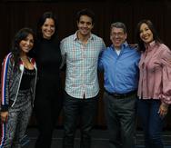 Elenco de la obra "In the Heights". De izquierda a derecha: Ana Isabelle, Denise Quiñones, Éktor Rivera, Tony Chiroldes y Sara Jarque.