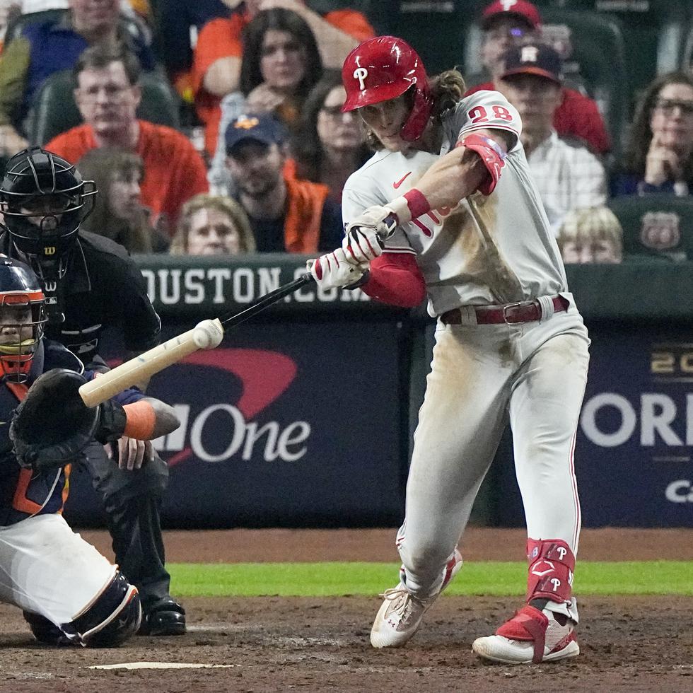 Alec Bohm, de los Phillies de Filadelfia, conecta un doble en la novena entrada del segundo juego de la Serie Mundial ante los Astros de Houston.
