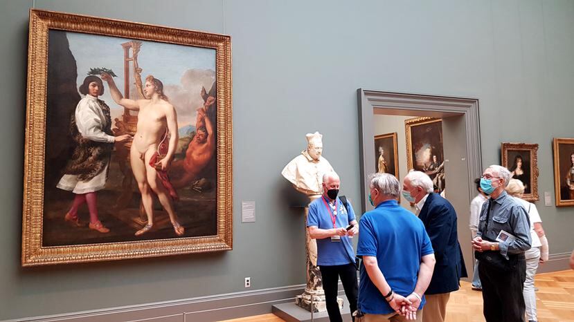 Unas personas observan la obra "Marcantonio Pasqualini coronado por Apolo", pintada en 1641 por el artista italiano Andrea Sacchi, en el Metropolitan Museum.