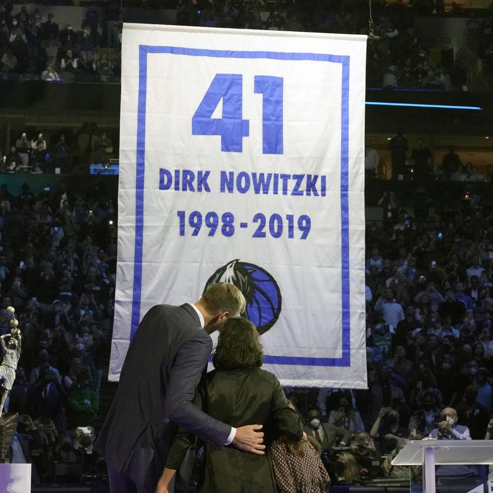 Dirk Nowitzki y su esposa Jessica Olsson observan el banderín dedicado al exjugador alemán en Dallas.