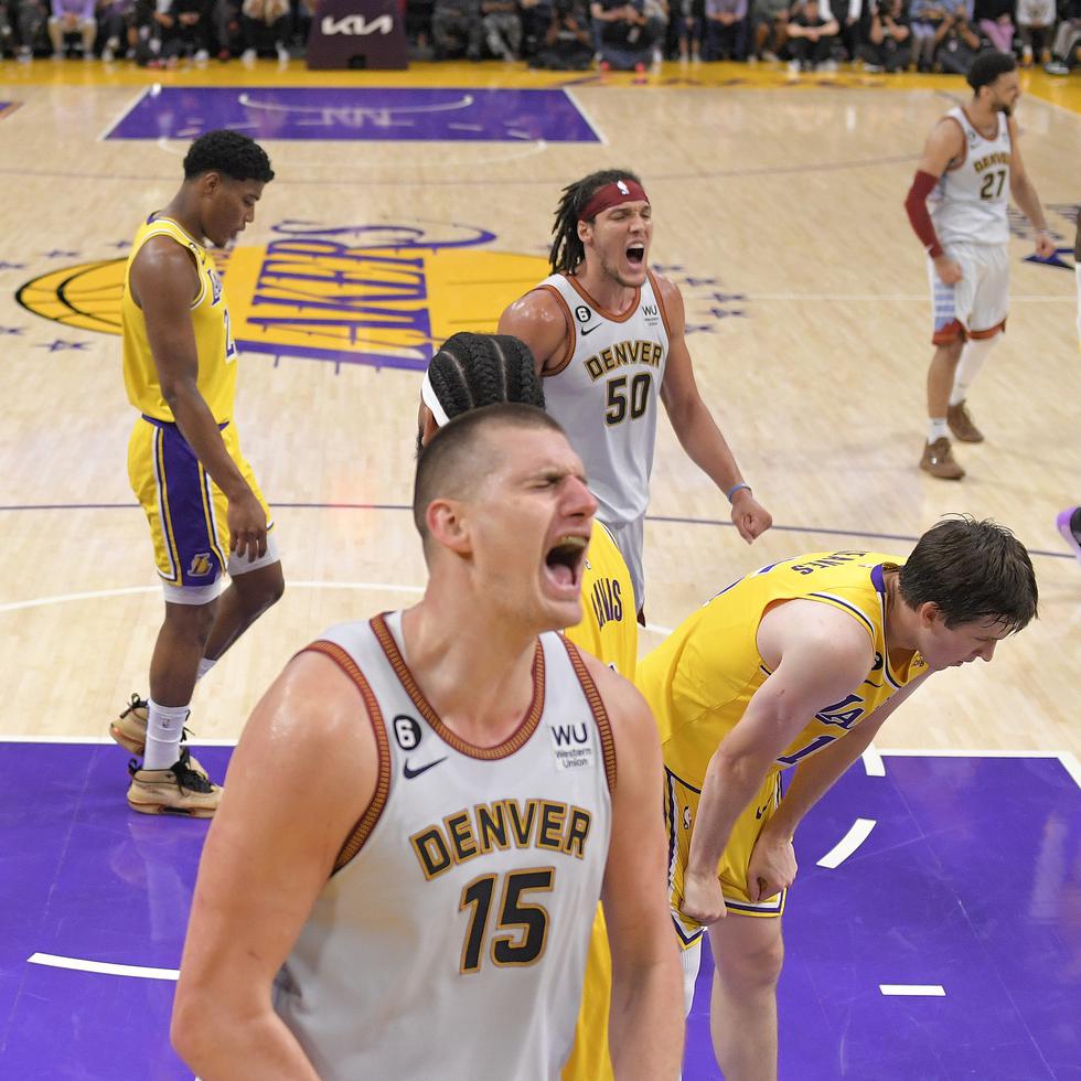 Nikola Jokic (15) celebra un canasto ante los Lakers en las finales de la Conferencia Oeste.