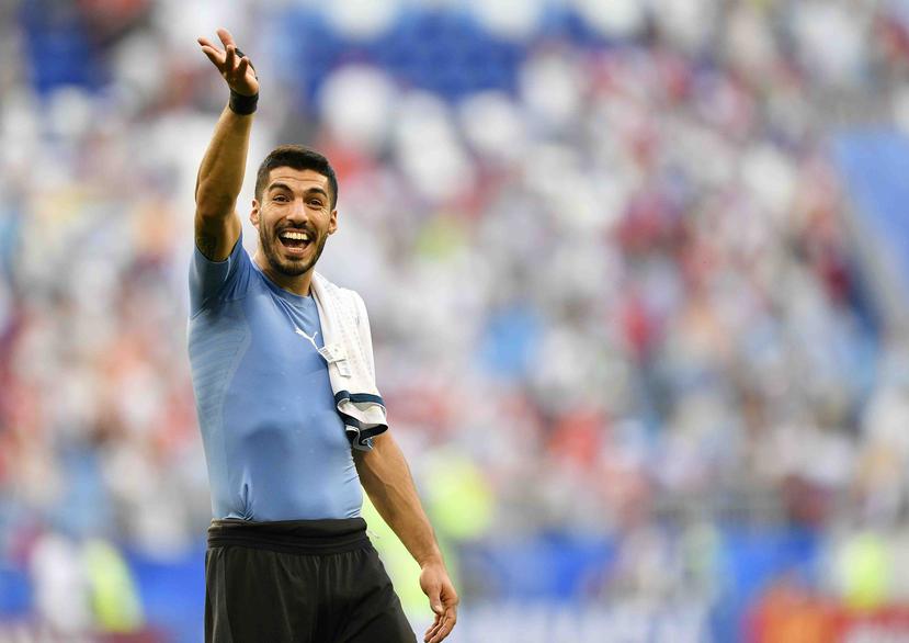 Luis Suárez celebra la victoria 3-0 de Uruguay sobre Rusia. (AP)