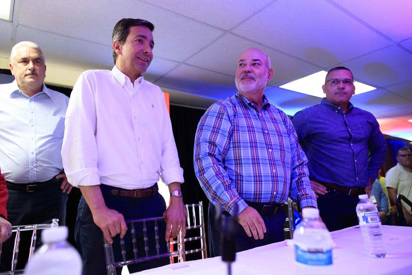 Luis Fortuño, al centro, durante su participación el pasado domingo en la asamblea del Partido Republicano en Puerto Rico. Le acompaña Thomas Rivera Schatz, izquierda, y Johnny Méndez.