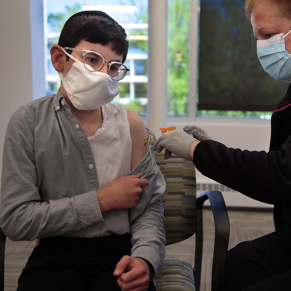 David Goldman, de 14 años, recibe la primera dosis de la vacuna de Pfizer-BioNTech en una clínica en Missouri.