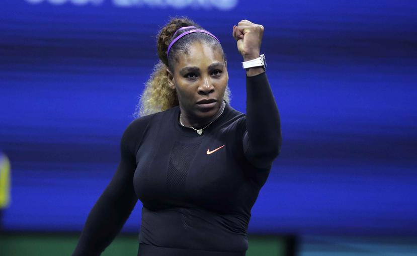 La tenista estadoundiense Serena Williams levanta el puño tras derrotar a su compatriota Caty McNally en la segunda ronda del Abierto de Estados Unidos, en Nueva York. (AP)