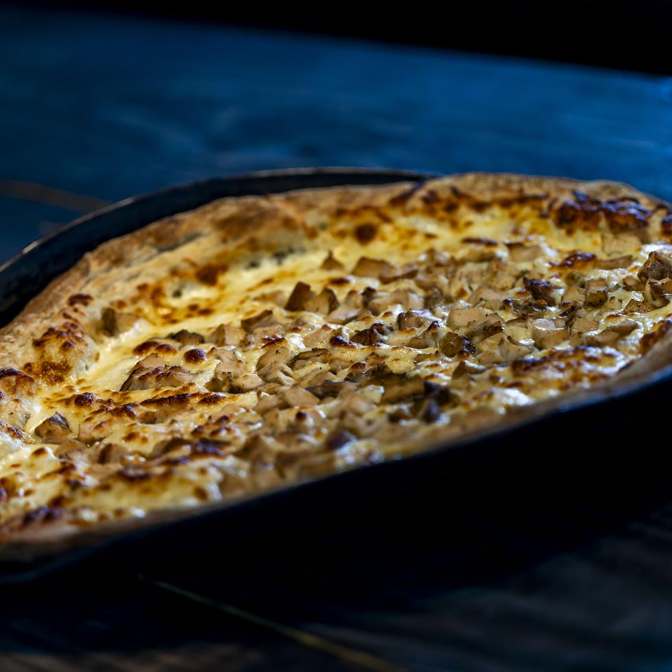 Todas las pizzas son de tamaño mediano, 16 pulgadas y, la puedes ordenar a tu gusto.