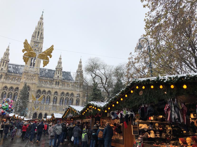 El popular mercado navideño Rathausplatz, en Viena, Austria, está cerrado este año por un nuevo repunte de casos de COVID-19 en este país, que provocó un cierre de emergencia, lo que ha provocado que muchos cruceros de río también hayan sido cancelados.