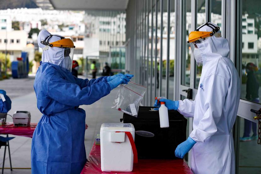 Personal de la secretaria de Salud del Municipio de Quito toma muestras éste jueves, para el test de diagnóstico para coronavirus al personal sanitario que atendrá en el Centro Temporal "Quito Solidario". (Agencia EFE)