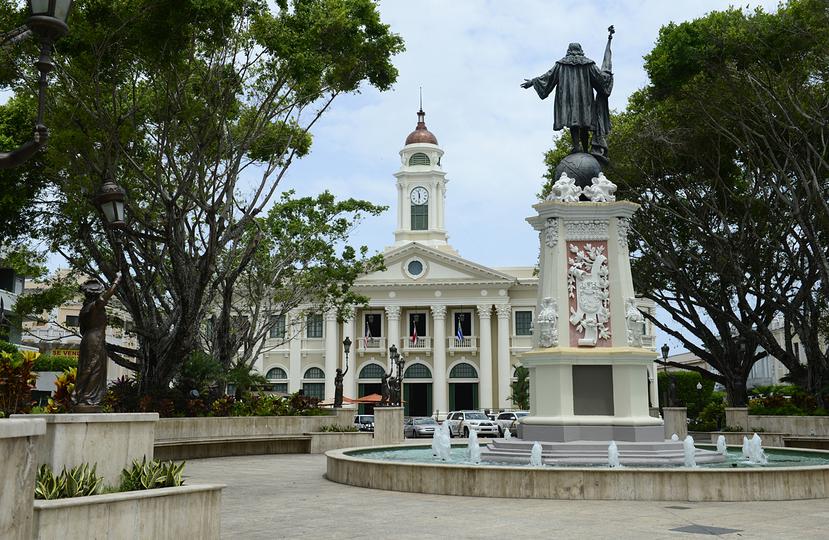 En la foto, una vista de la Casa Alcadía de Mayagüez desde la Plaza de Recreo Cristóbal Colón.