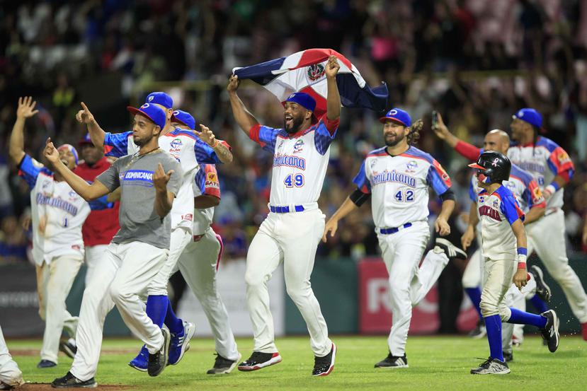En la foto, el equipo dominicano celebra la victoria.