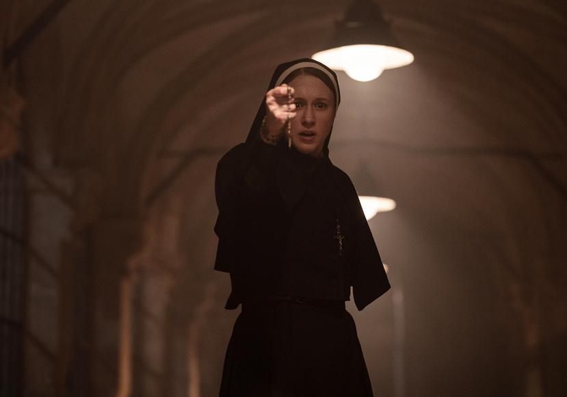 La actriz Taissa Farmiga interpreta a la monja Irene en el thriller de terror "The Nun II".