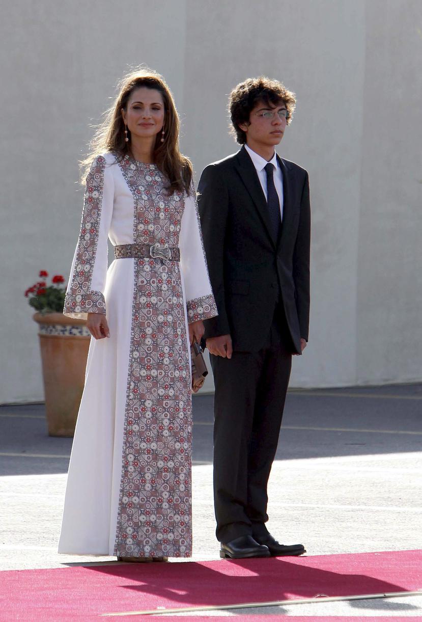 La reina Rania de Jordania, acompañada por su hijo el príncipe Al Hussein, durante los actos de celebración del Día de la Independencia. (Foto: EFE)