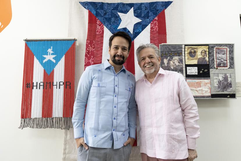 Padre e hijo pasaron tiempo en la Galería Lin-Manuel Miranda, donde actualmente se exhibe una colección de piezas y premios relacionados con la producción original de "Hamilton".