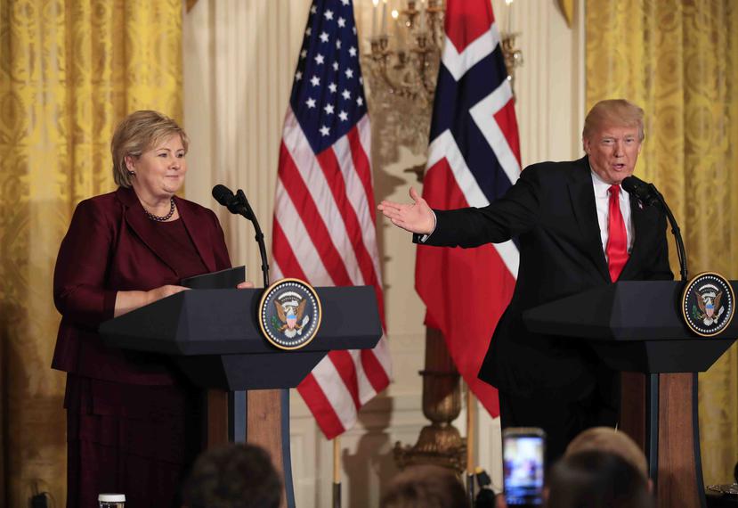 A la izquierda la primera ministra noruega Erna Solberg, acompañada del presidente de Estados Unidos Donald Trump, a la derecha. (AP)