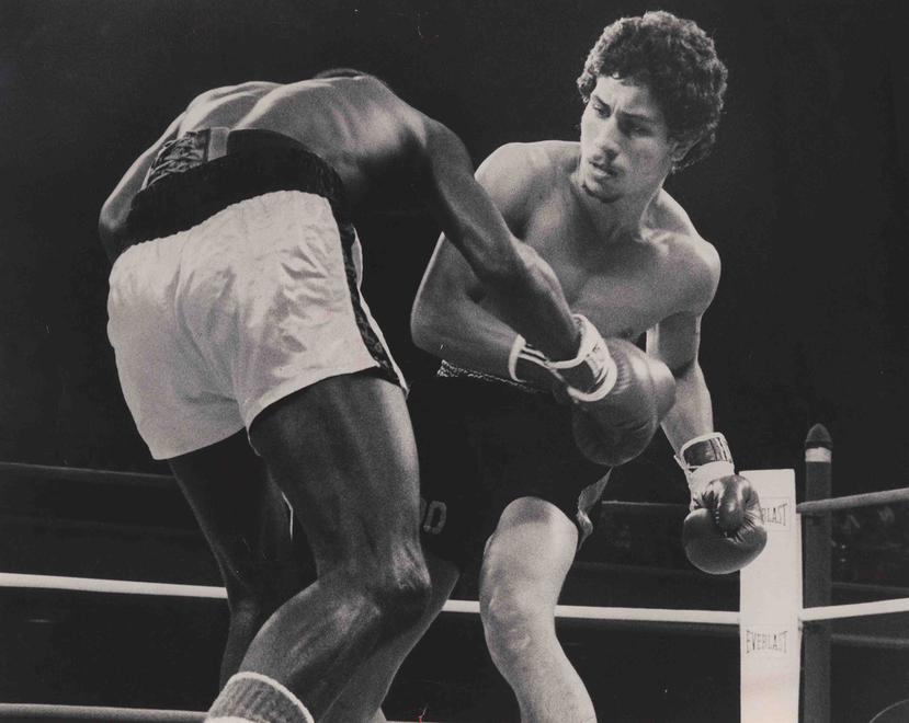 Wilfredo Gómez se apresta a derrumbar a Cornell Hall en lo que fue apenas su décima pelea profesional, disputada en 1976 en San Juan. (Archivo)