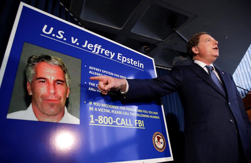 El fiscal general del distrito sur de Nueva York, Geoffrey Berman, muestra la ficha de Epstein. (Agencia EFE)