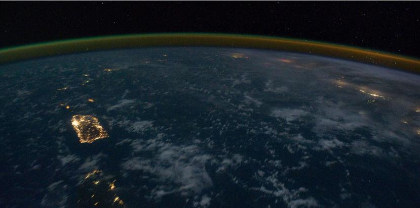 Puerto Rico es fácilmente reconocido desde el espacio por el resplandor de la luz artificial en las noches. (NASA)