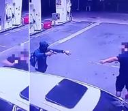 El sujeto de la izquierda es buscado por un carjacking contra una mujer en Guayama. Antes intentó despojar de su auto al ciudadano que aparece a la derecha en la imagen.