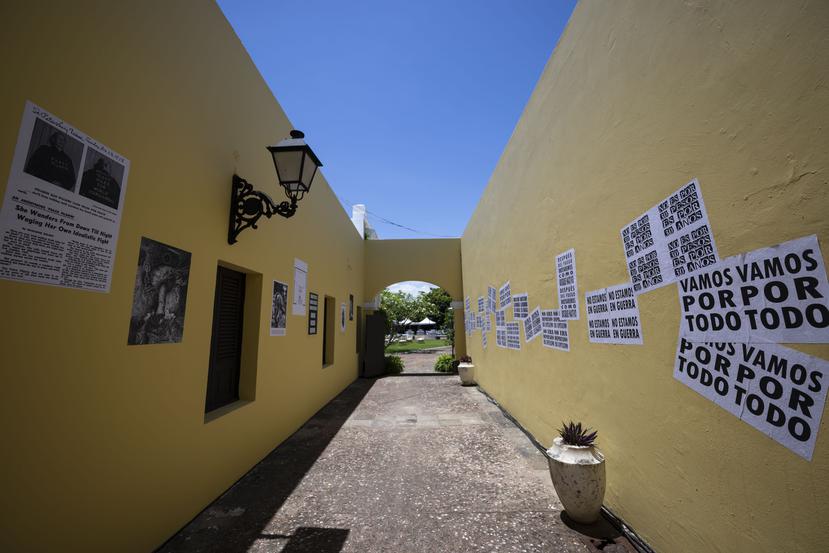 Recorrido por la exhibición de la Poli/Gráfica, establecida por los próximos seis meses en el Arsenal de la Puntilla, Viejo San Juan.