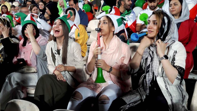 La selección persa cayó ante España en el Mundial, pero las mujeres iraníes disfrutaron de una pequeña victoria particular: La entrada en el principal estadio de Teherán para ver el partido, un acceso que tienen normalmente vetado. (EFE)