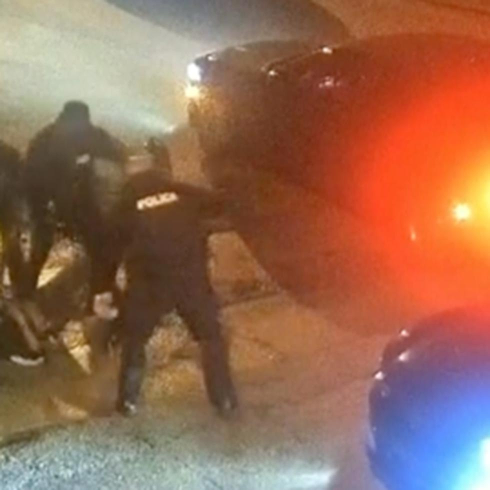 Este fotograma de un video difundido el 27 de enero de 2023 por la ciudad de Memphis muestra a Tyre Nichols durante un ataque de cinco policías de Memphis cometido el 7 de enero de 2023 en Memphis, Tennessee. Nichols murió el 10 de enero.