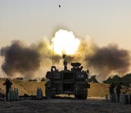 Una unidad de artillería israelí dispara hacia objetivos en la Franja de Gaza.