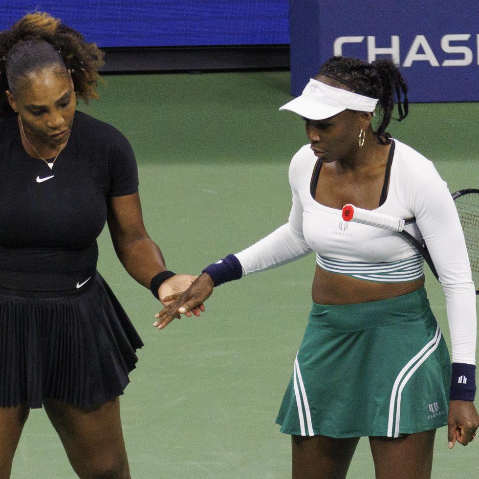 Serena Williams (i) y Venus Williams (d) durante el partido ante Lucie Hradecka y Linda Noskova de la República Checa, en la primera ronda de dobles del Abierto de Estados Unidos en Flushing Meadows, Nueva York.