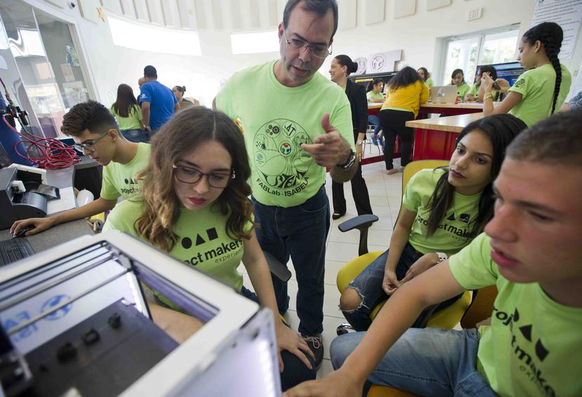 Participantes de la organización trabajan en el “Fab Lab”, un espacio de fabricación digital para niños y jóvenes, que se ubica en el municipio de Isabela.