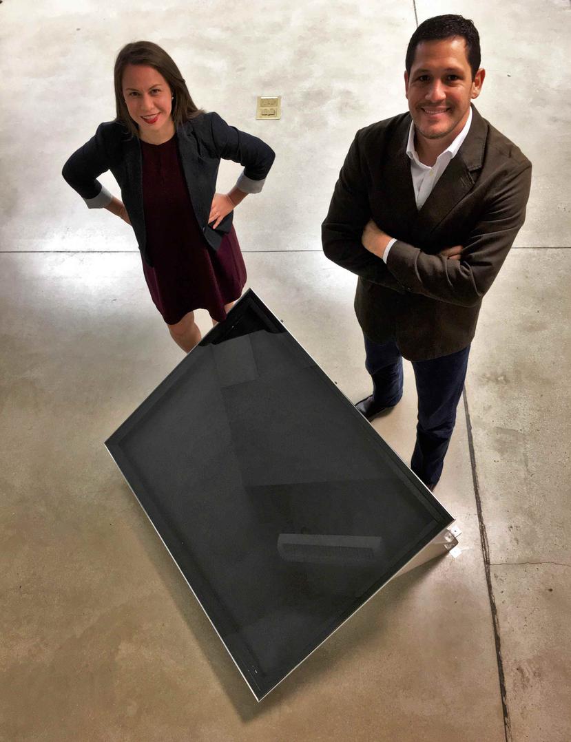 Sheilla Torres y José Lebrón lanzan el calentador compacto y rediseñado Sunne Heater. (Suministrada)