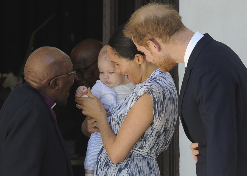 El bebé Sussex acompañó a sus padres -Harry y Meghan- a tomar té con el arzobispo Desmond Tutu. (AP)