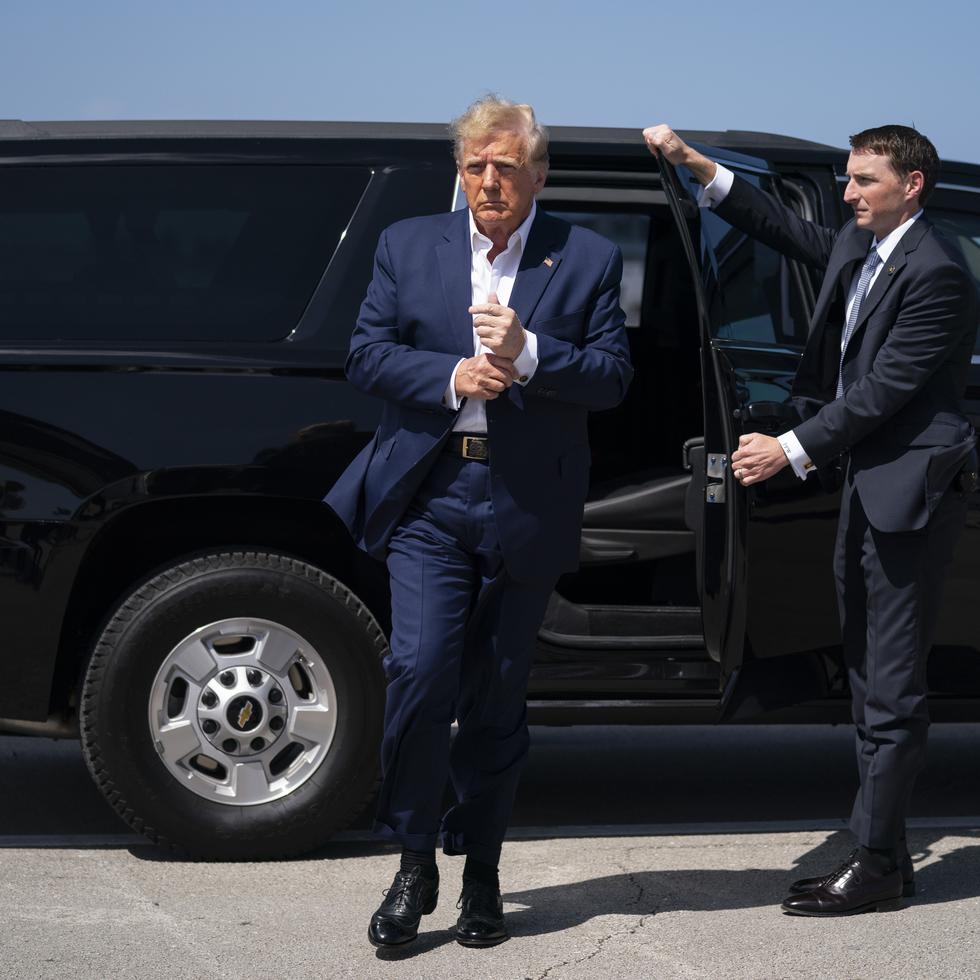 El expresidente Donald Trump llega a abordar su avión para viajar a un evento de campaña en Waco, Texas, el sábado 25 de marzo de 2023, en el Aeropuerto Internacional de West Palm Beach, Florida. (AP Foto/Evan Vucci, Archivo)