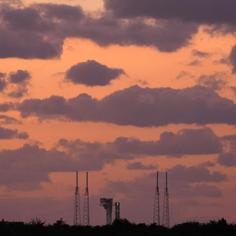 La cápsula Starliner de Boeing, montada en un cohete Atlas V, en la plataforma de lanzamiento del Complejo 41, al amanecer del 1 de junio, en espera de su posible lanzamiento al mediodía.