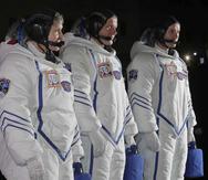 La astronauta estadounidense Peggy Whitson, el cosmonauta ruso Oleg Novitsky y el astronauta francés Thomas Pesquet llegaron esta noche a la Estación Espacial Internacional. (AP / Dmitri Lovetsky)