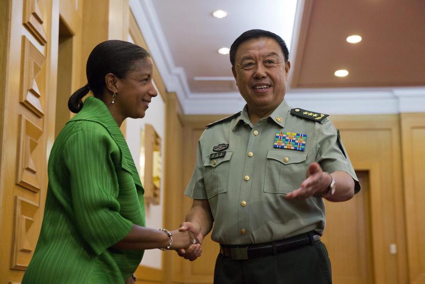 La consejera de Seguridad Nacional del presidente Barack Obama, Susan Rice (izda), saluda al vicepresidente de la Comisión Central Militar, Fan Changlong (dcha), en el Ministero de Defensa Nacional en en Pekín (China) hoy. (EFE)