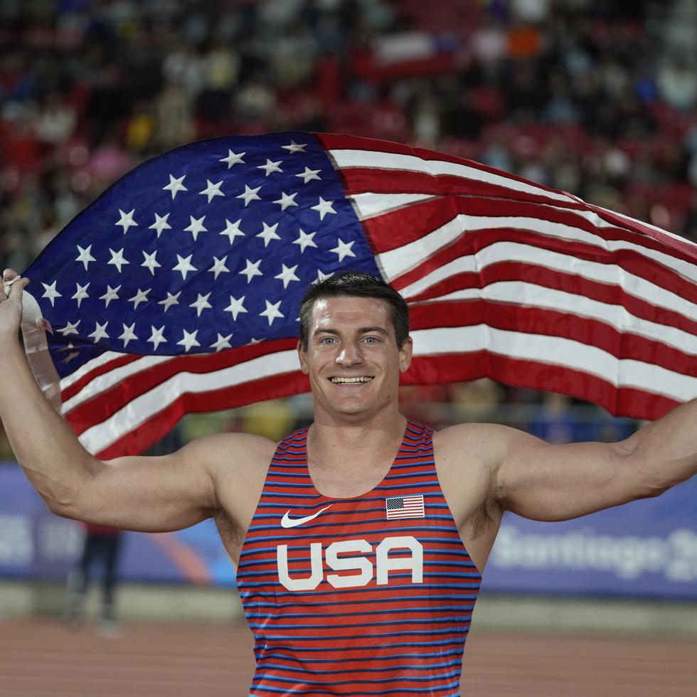 Matthew Ludwig, de Estados Unidos, celebra su medalla de oro.