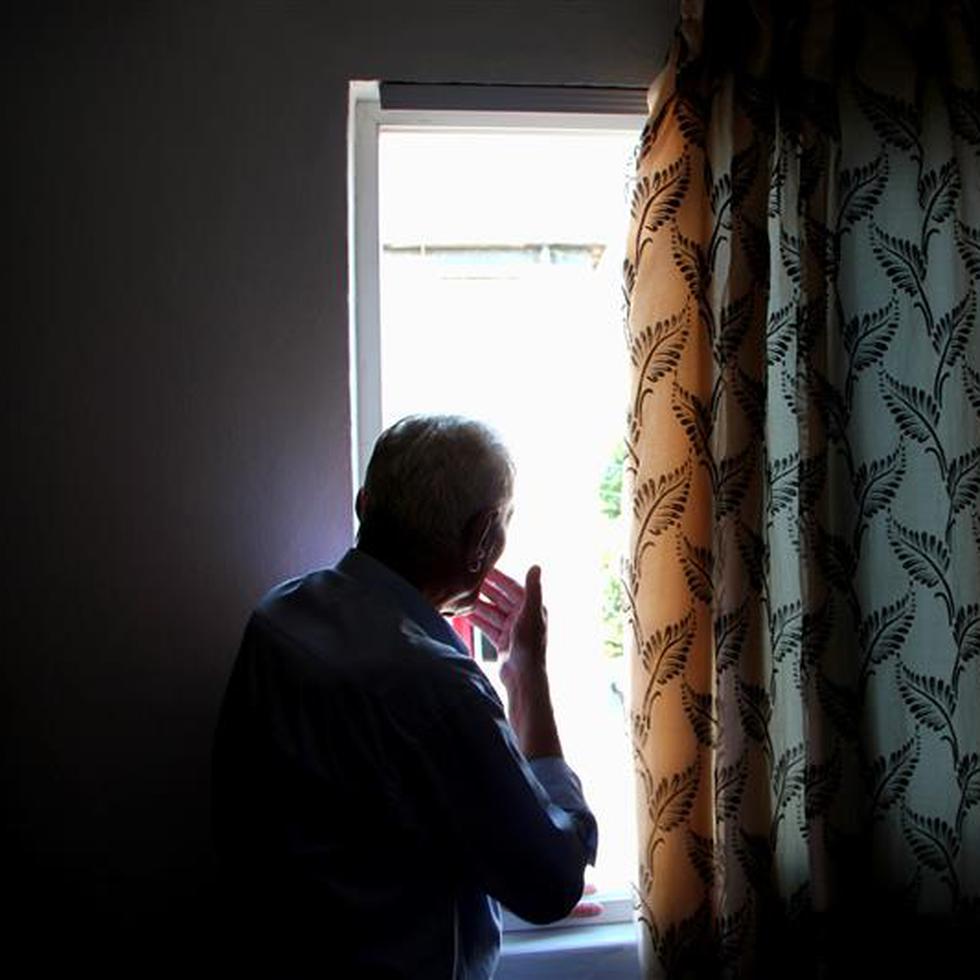 En los adultos mayores, el riesgo de soledad y aislamiento aumenta debido a otras condiciones de salud o sociales.