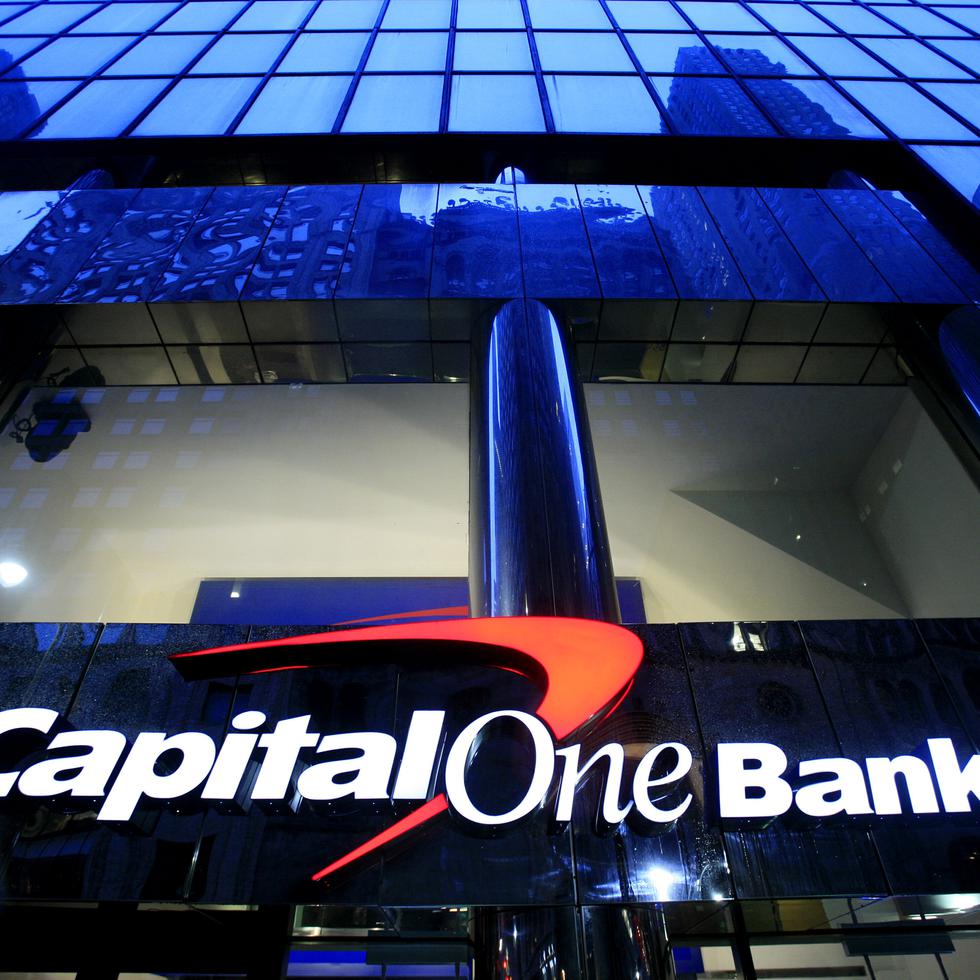 Capital One, con sede en Virginia, fue el 12do banco más grande del país a partir del tercer trimestre, con activos totales por $471,400 millones y 346,000 millones en depósitos, según S&P Global.