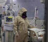 Funcionarios de salud revisan a los pacientes en la sala de terapia intensiva del hospital Japonés en Santa Cruz, Bolivia.
