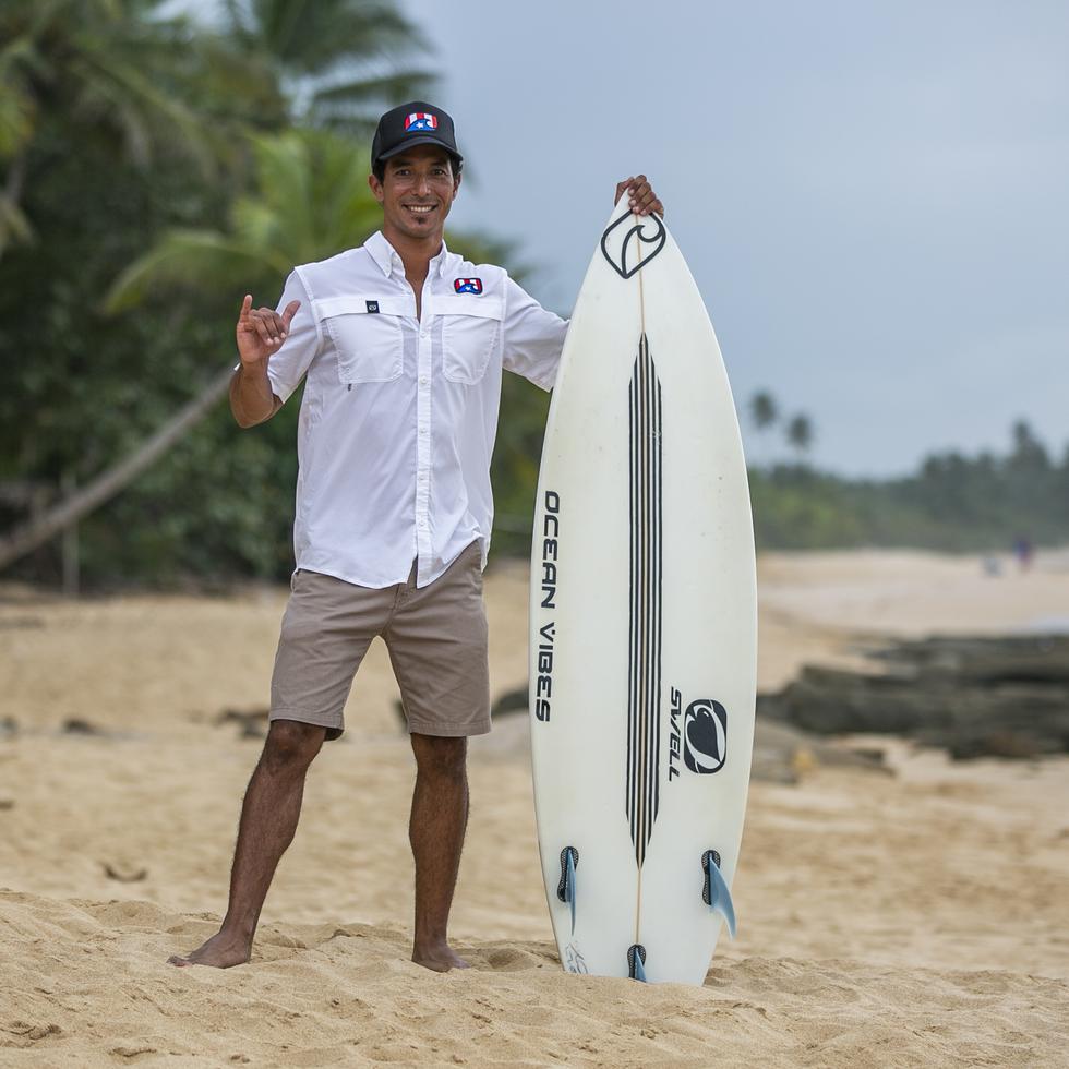 El surfista Ricardo Crespo, creador de la línea de ropa "Ocean Vibes".