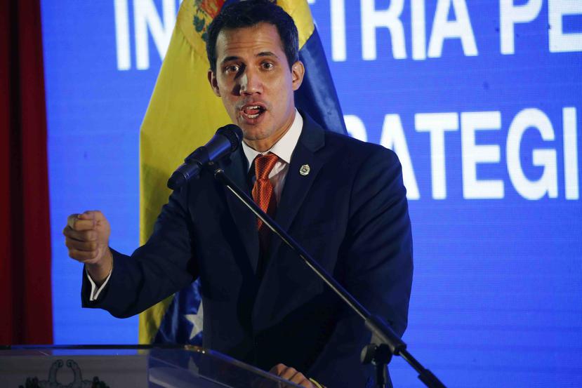 Juan Guaidó, quien se declaró presidente encargado de Venezuela, habla durante un foro económico en Caracas, el viernes 15 de febrero de 2019. (AP/Ariana Cubillos)