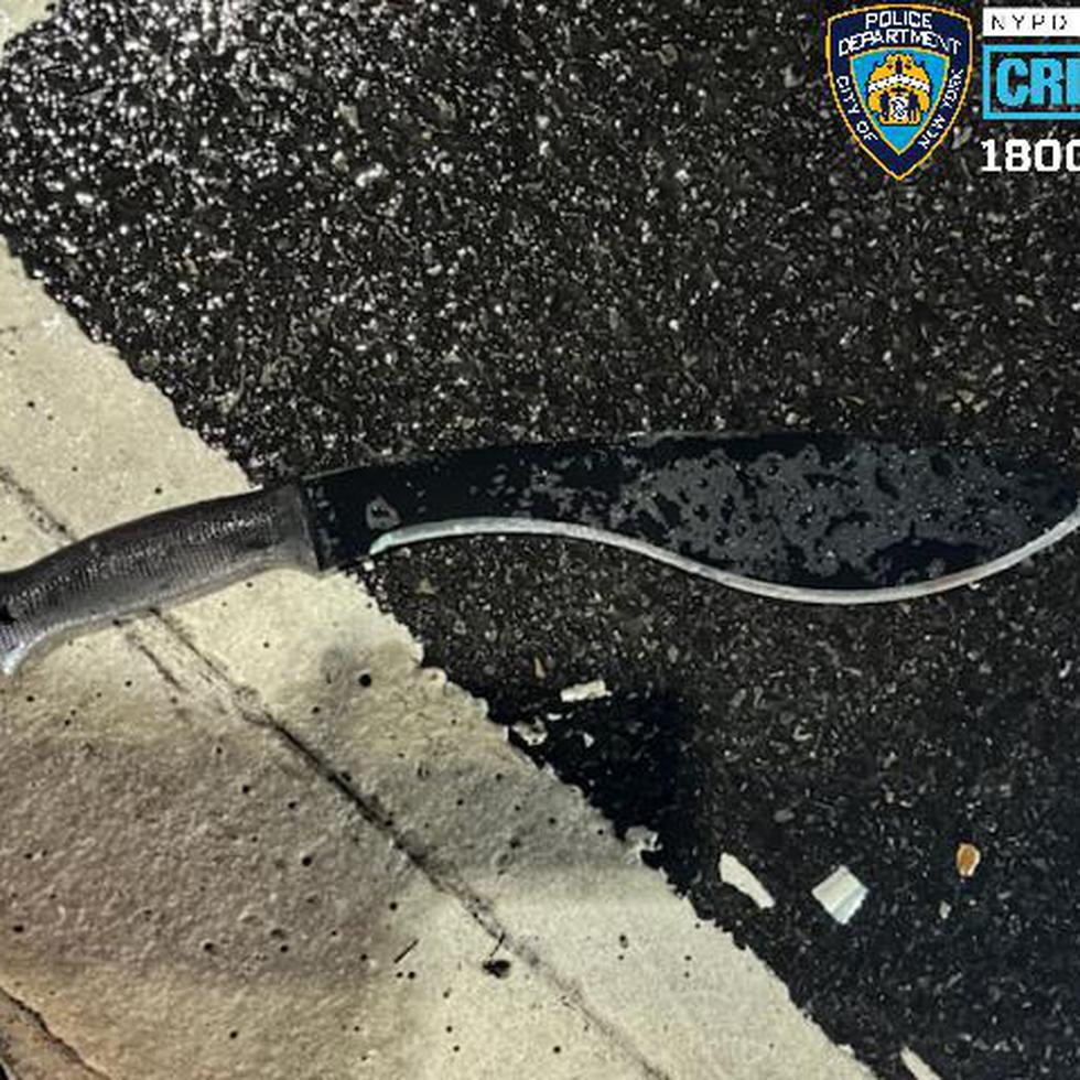 La imagen del machete utilizado para atacar a los oficiales fue divulgada por la Policía de Nueva York en su cuenta de Twitter.