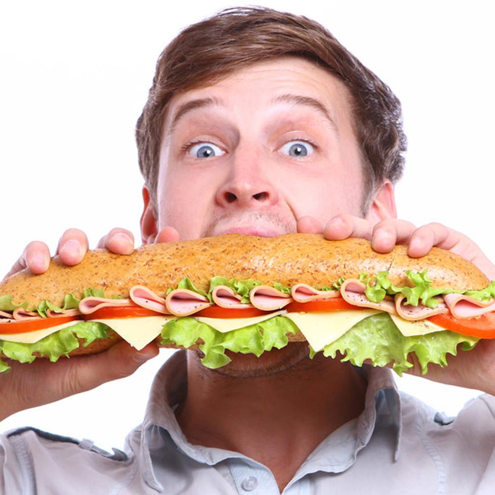 Comer rápido y mucho también es una de las causas de distensión abdominal. (Shutterstock)