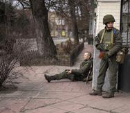 Un soldado ucraniano sentado tras resultar herido en medio del combate con el ejército ruso.
