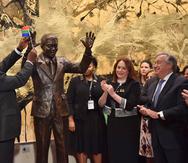 El presidente de Sudáfrica Cyril Ramaphosa coloca la bandera sudafricana en la mano de la estatua del expresidente Nelson Mandela. (EFE / Ángel Weiss)