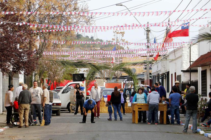 El sismo no consiguió derribar las ganas de festejar de muchos chilenos a lo largo del país, quienes a pesar de la trémula cotidianeidad decidieron levantar fondas y ramadas. (Agencia EFE)