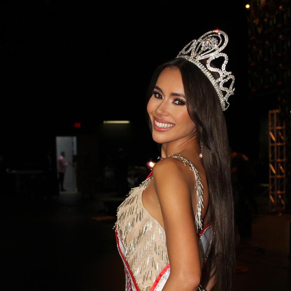 Gianie Vélez, luego de ser coronada como Miss Puerto Rico Petite 2023 en la pasada noche del sábado, quien dedicó el premio a su isla y prometió seguir trabajando fuerte para representar a Puerto Rico en la competencia internacional.