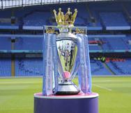 En esta foto del 6 de mayo del 2018, el trofeo de la Liga Premier inglesa es mostrado en la cancha antes del partido entre Manchester City y Huddersfield Town en Manchester, Inglaterra. (AP)