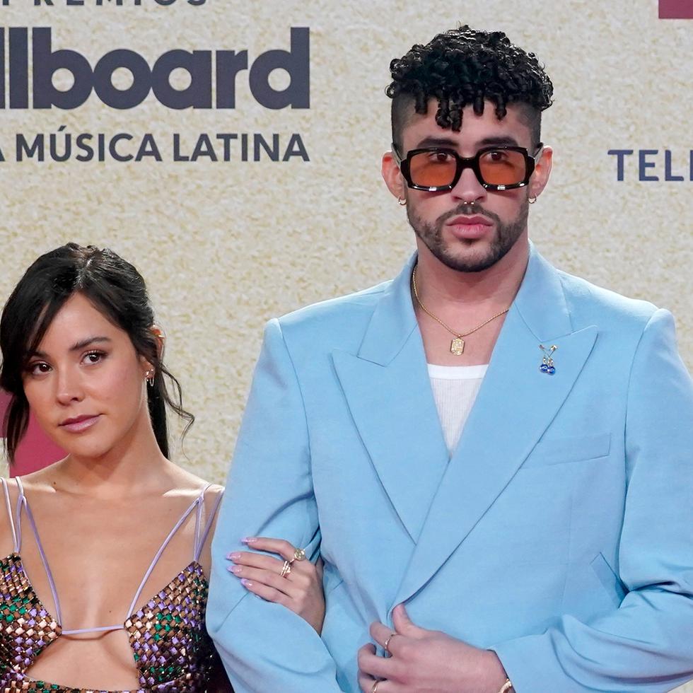 Bad Bunny, derecha, y Gabriela Berlingeri en los Premios Billboard de la Música Latina en el 2021 en el Watsco Center en Coral Gables, Florida. (Foto AP/Marta Lavandier)