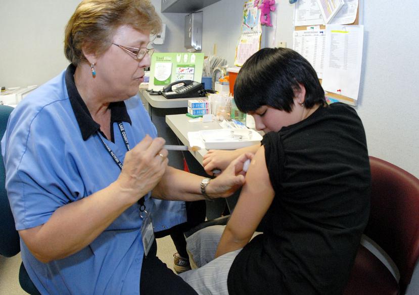 Una enfermera vacuna un menor de edad. (GFR Media)